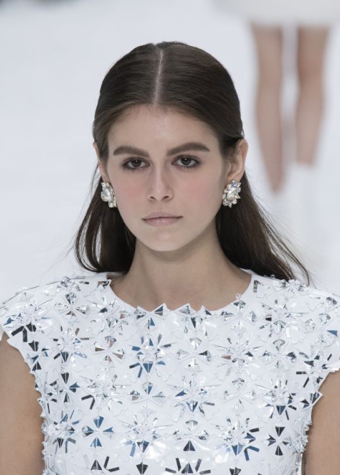 تسريحات شعر منسدل في عرض شانيل لشتاء 2019