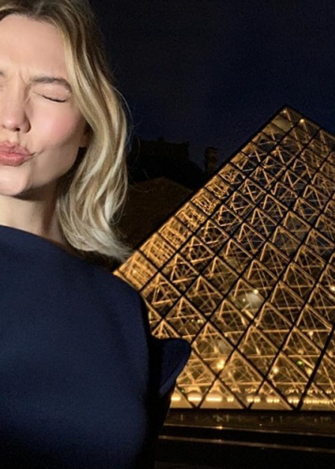 بهذه الصورة ودعت كارلي كلوس باريس بعد انتهاء عروض الأزياء 