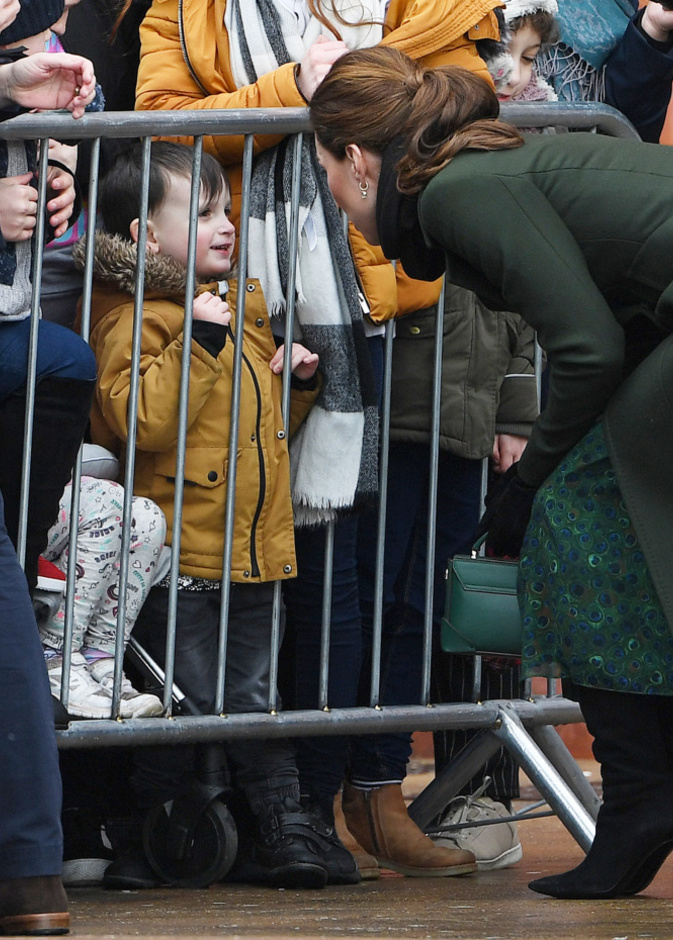 صورة عفوية لكيت ميدلتون وهي تحيي طفلا تحت الأمطار في منطقة بلاكبول البريطانية