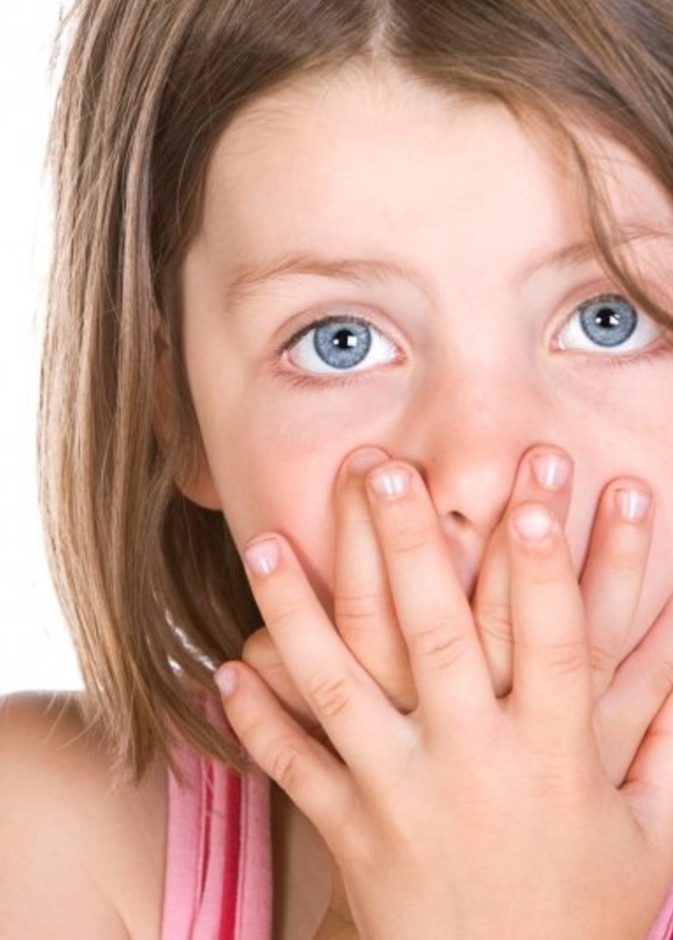 العادات السيئة المتبعة في غذاء الاطفال من اسباب رائحة الفم الكريهة