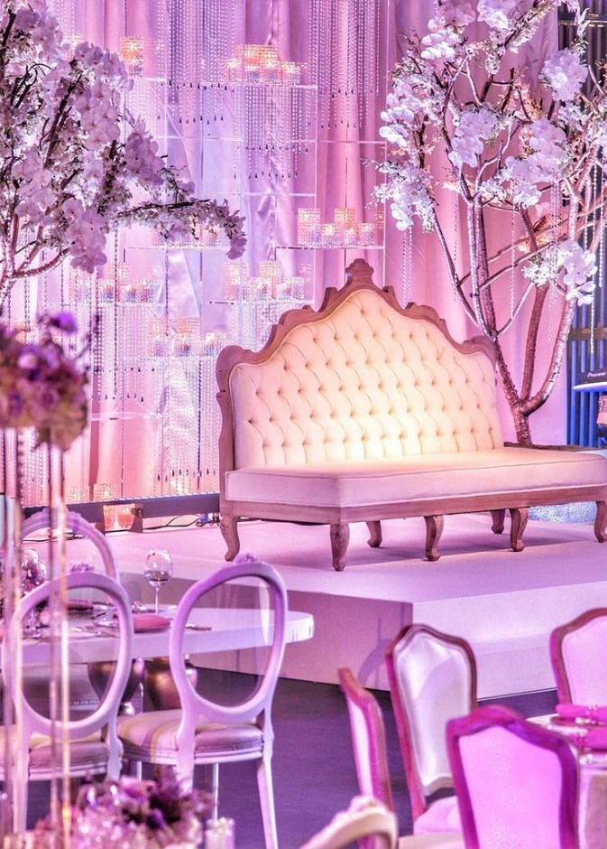 الثريات الكريستالية و الورود تزيّن كوشة الافراح من تصميم Bianca Events
