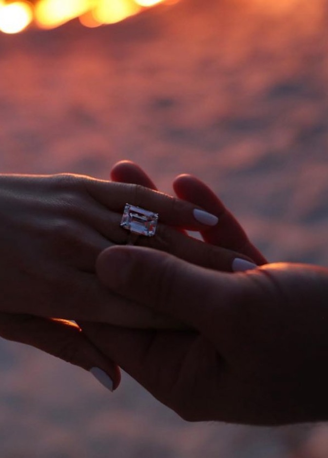 عبر نشر صورة خاتمها الماسي، أعلنت جينيفر لوبيز خطوبتها من أليكس رودريغيز