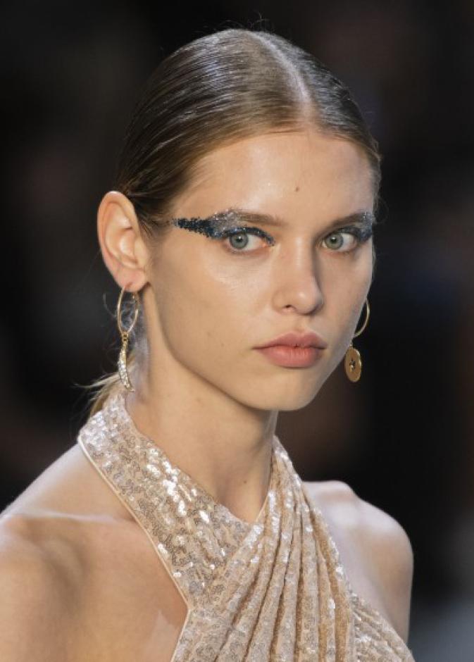 رسمات الآيلاينر الخضراء ‎في عرض فرساتشي ‏Versace
