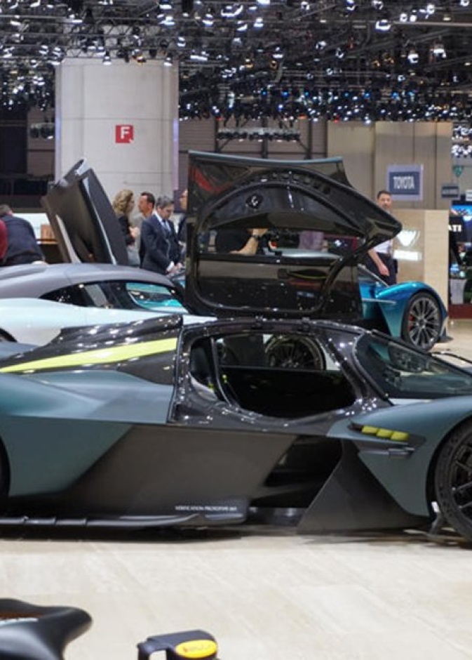 "أستون مارتن فالكيري" الهجينة