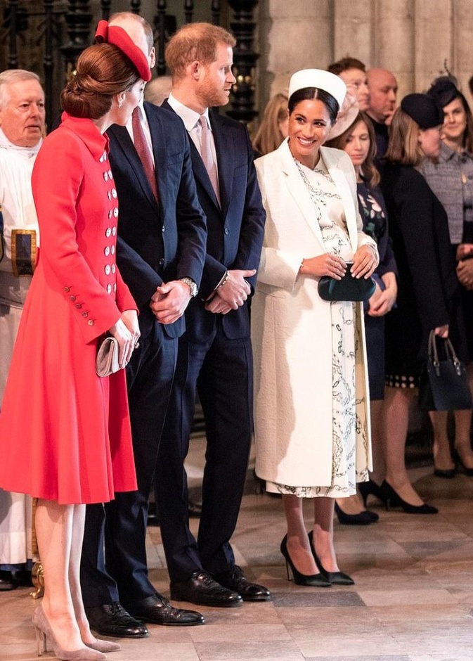 صورة لطيفة تظهر الابتسامات المتبادلة بين الدوقتين كيت ميدلتون وميغان ماركل 