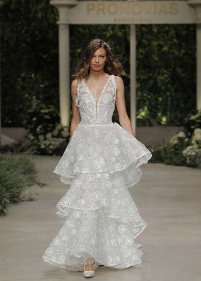  فستان من monique lhuillier
