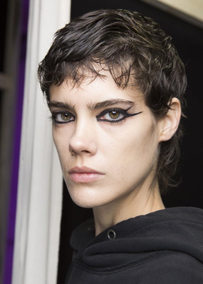 رسمات آيلاينر هندسية بالخطوط السوداء من Rochas لصيف 2019