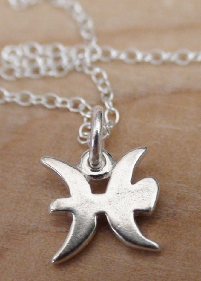 مولود الحوت مزاجي وحالم للغاية، لذلك، لا يمكن توقّع المجوهرات التي سيحبّها بالفعل