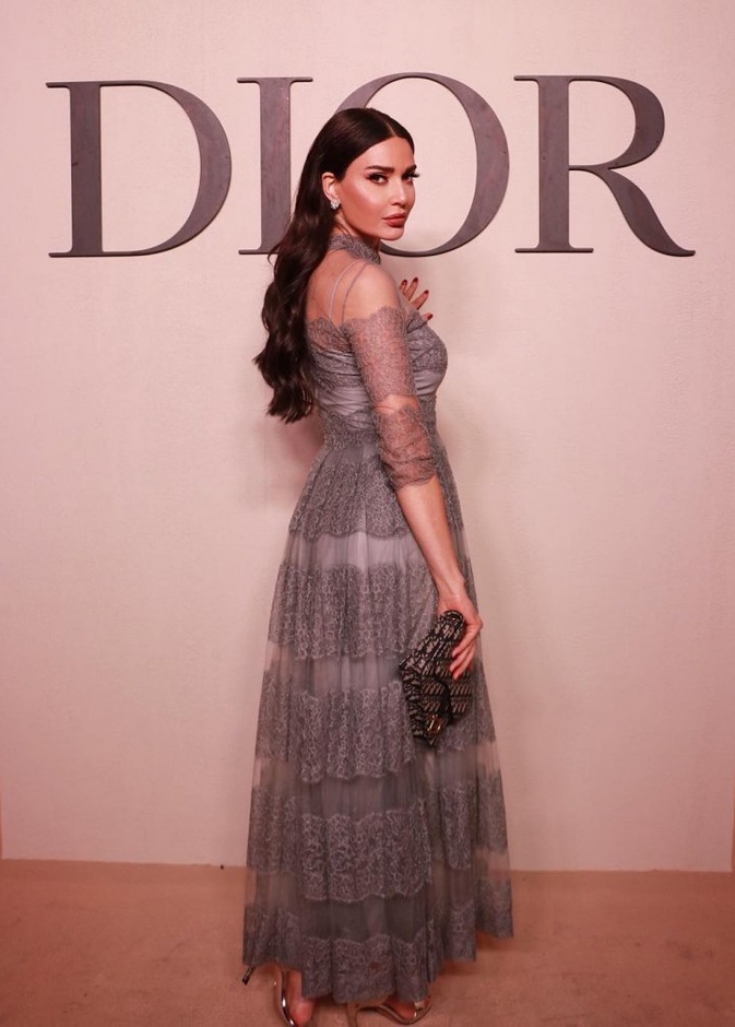 إطلالة سيرين عند النور أثناء حضورها عرض ديور في دبي