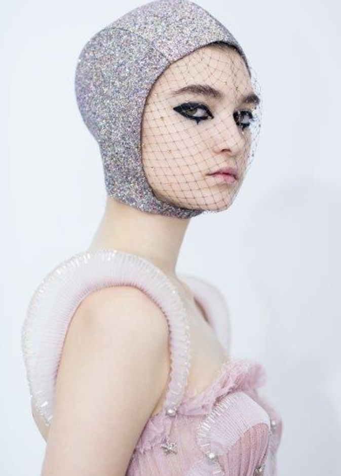 مكياج عيون آسر في عرض أزياء Dior للألبسة الفاخرة بدبي