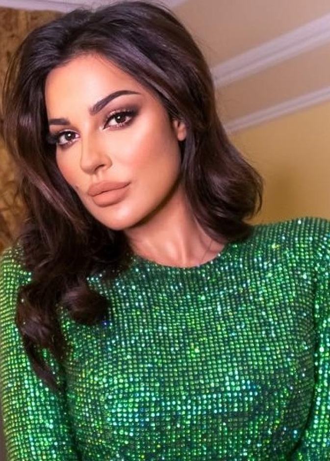  نادين نجيم تألقت بمكياج ترابي