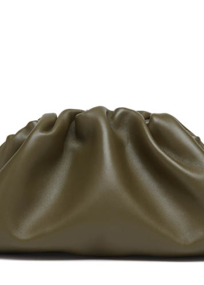 هذه هي حقيبة The pouch المميزة من Bottega Veneta