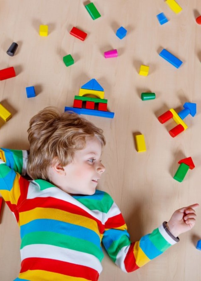 متى يحدث التوحد عند الأطفال قبل الولادة أم بعدها؟