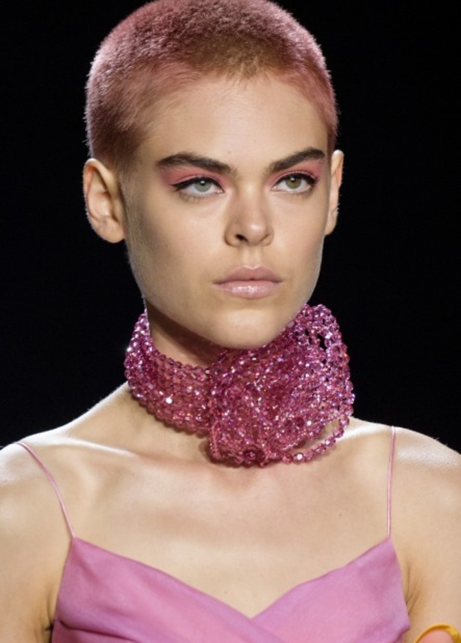 اختاري إضاءة عين ملونة على جفونك