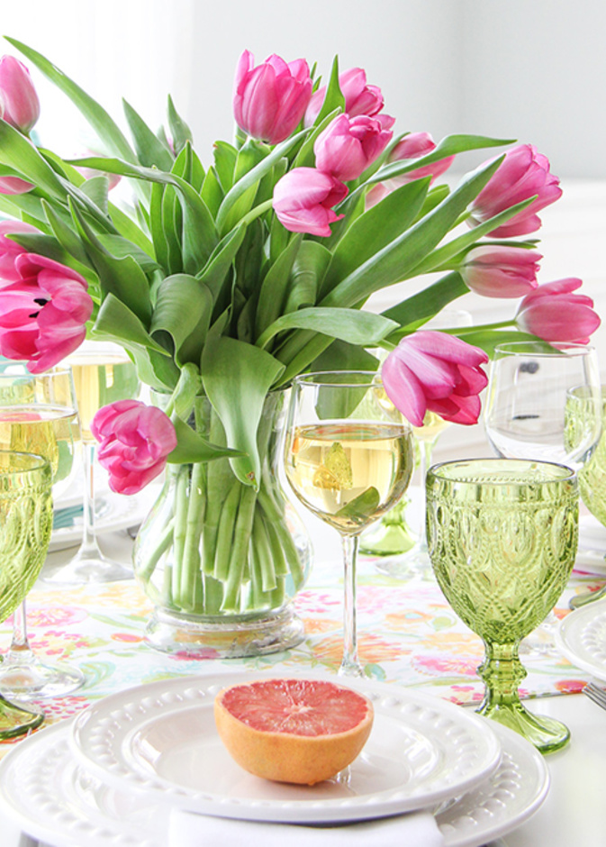 ديكور مائدة بمناسبة عيد الأم بألوان قوية ومبهجة