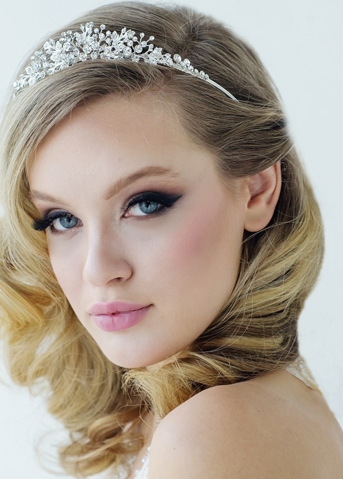 التاج الرقيق يناسب الوجه الصغير