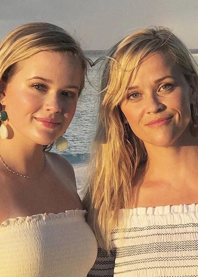 آفا فيليب تحيي والدتها النجمة ريز ويذرسبون بعيد ميلادها بنشر صورة تظهر الشبه الكبير بينهما 