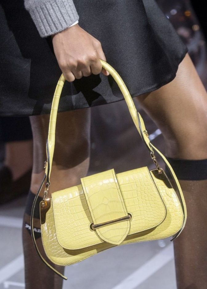 Alexander McQueen حقيبة يد باللون الذهبي المعدني 