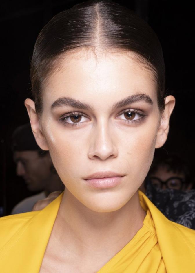 حواجب طبيعية لصيف 2019 من Balmain