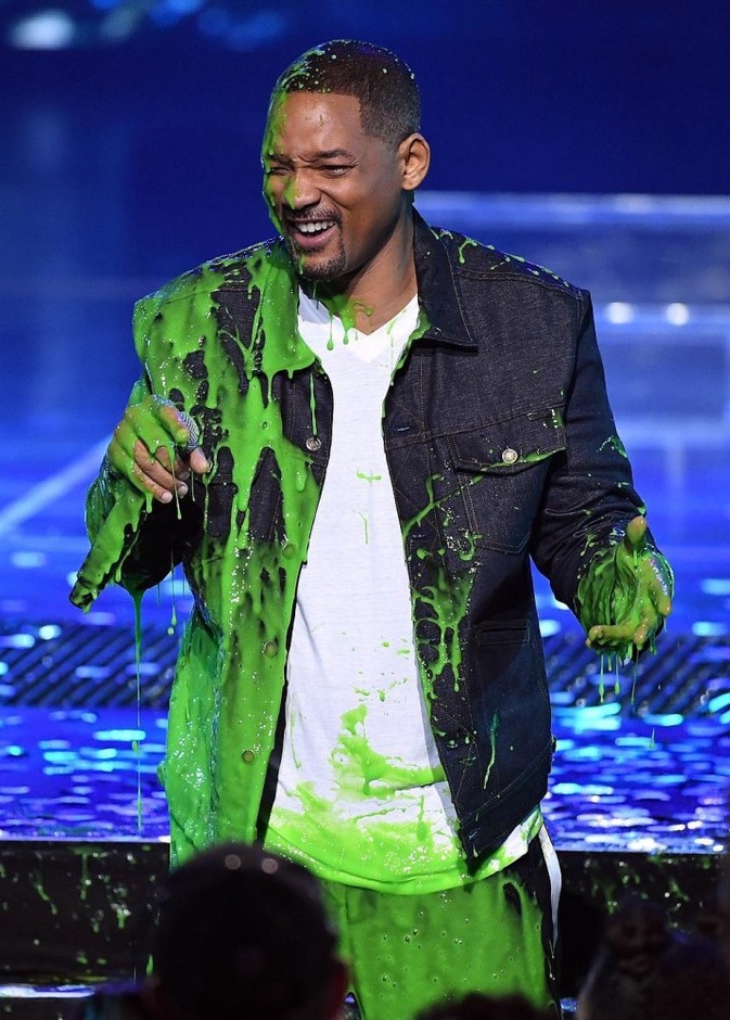 لقطة طريفة لـ ويل سميث وهو مغطى بالألون على المسرح في حفل Kids’ Choice Awards