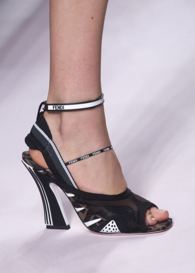 Alexander McQueen حذاء جلد كعب عالي من