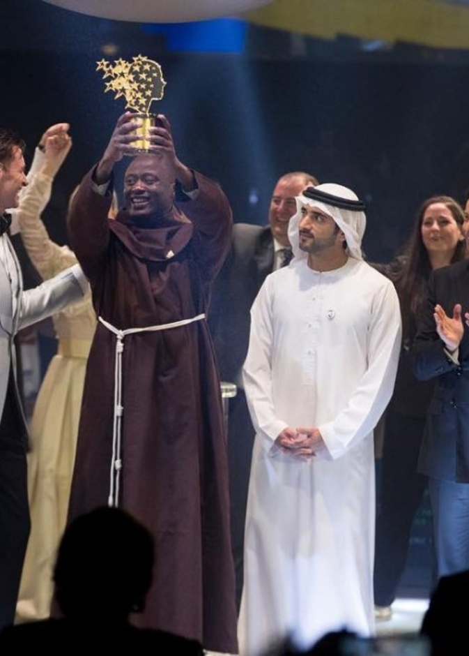 الشيخ حمدان بن راشد يكرم الكيني بيتر تابيتشي بجائزة المعلم العالمية لعام 2019