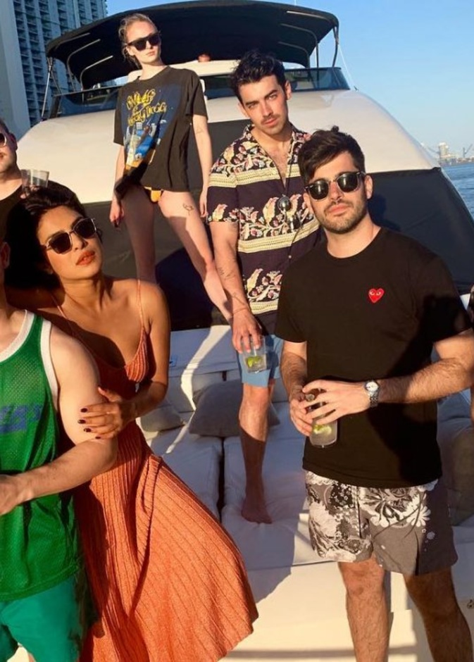 Priyanka Chopra بريانكا تشوبرا تستجم في ميامي بصحبة زوجها وعائلته