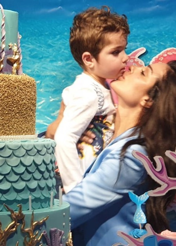 نشرت نادين نسيب نجيم صورة مع ابنها جيوفاني تعبر فيها عن مشاعر الأمومة