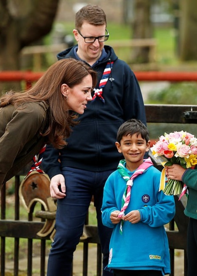 دوقة كامبريج كيت ميدلتون تتحدث مع الأطفال خلال زيارتها إحدى مقرات الكشاف في لندن