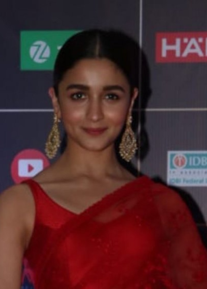 عليا بهات (Alia Bhatt) في طريقها إلى أن تصبح واحدة من أكثر نجمات الهند متابعة على مواقع التواصل الاجتماعي