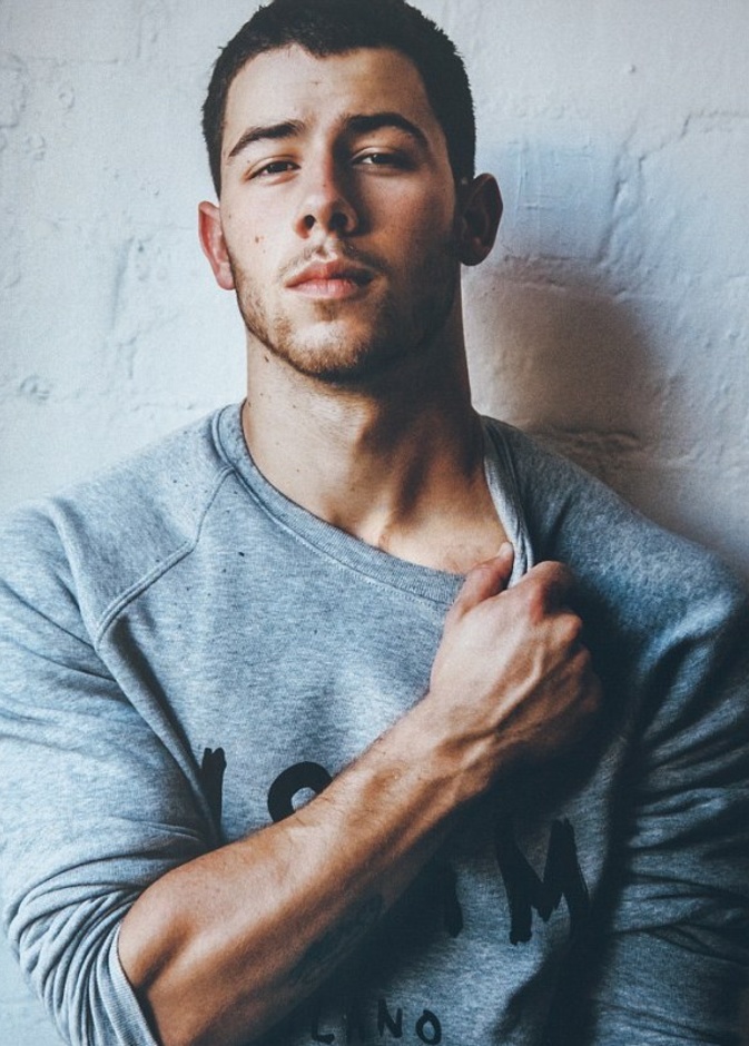 اختار نيك بليزر جذاب باللون الزيتي ونسّقه مع الأسود