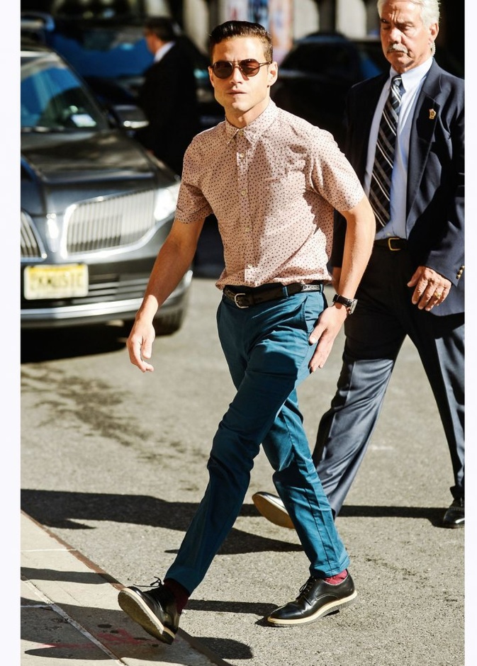 اطلالة راقية بالبدلة باللون الأزرق الساحر والأنيق