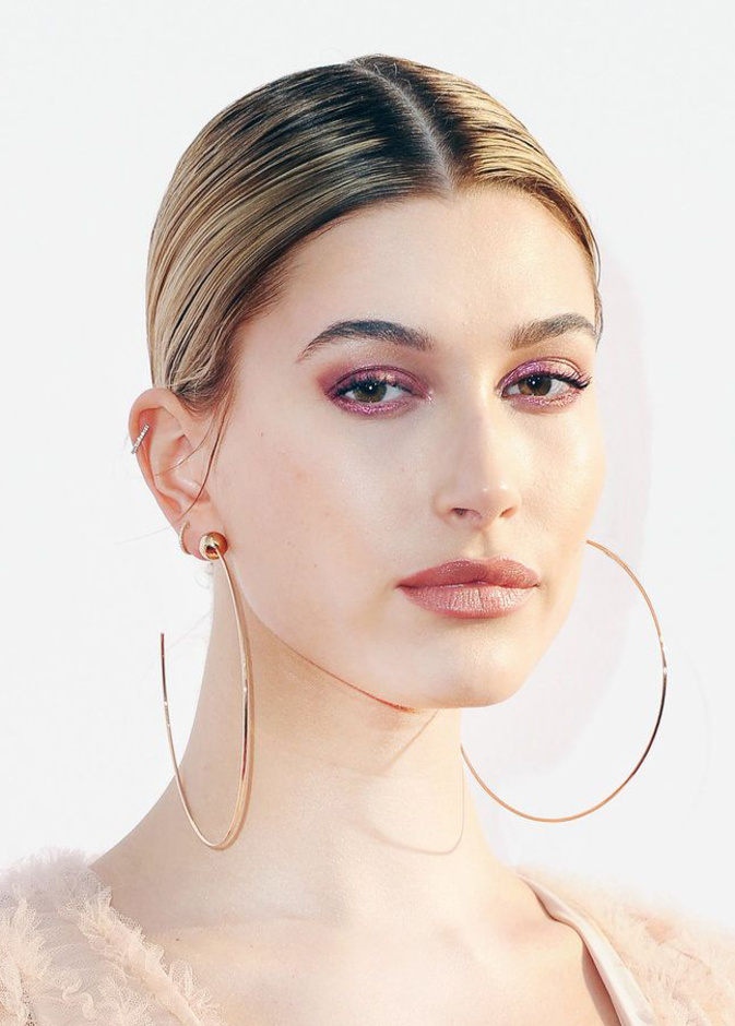 نجمات اخترن أقراط Hoops في الاطلالة