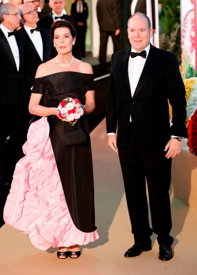 إطلالة ملكية مميزة للأمير ألبرت وشقيقته الأميرة كارولين خلال حفل 2019 Rose Ball أمس في موناكو