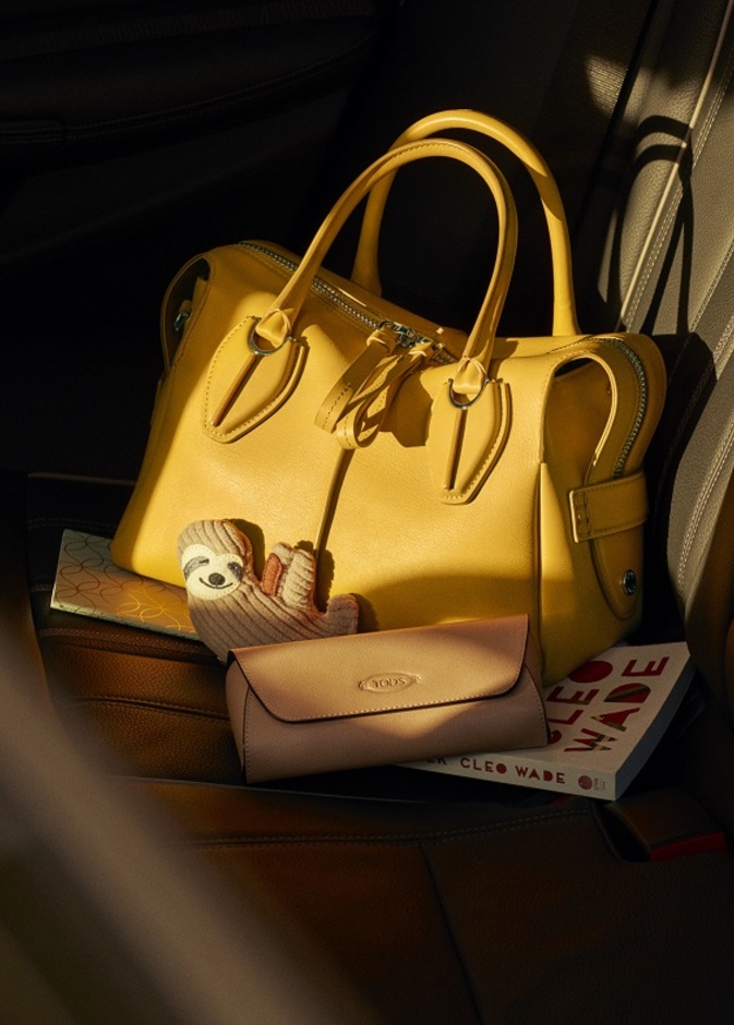 الممثلة الكورية Eun-Chae Jung بحقيبة صفراء من Tod's