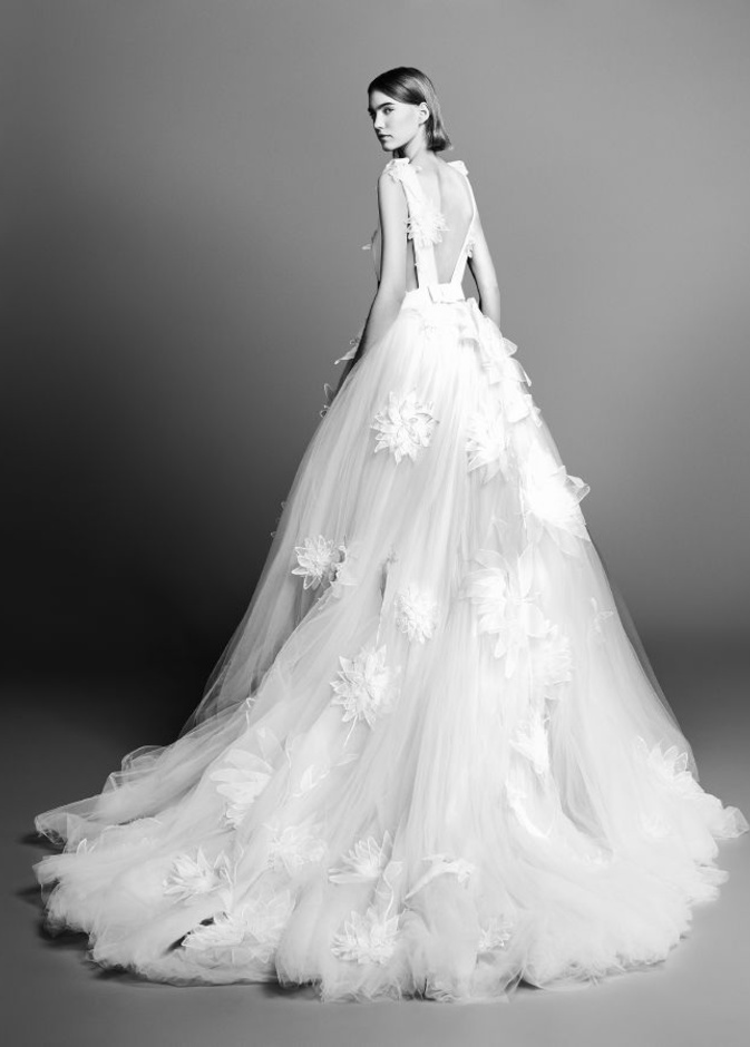 الظهر المفتوح بكل نعومة من “Viktor & Rolf Mariage”