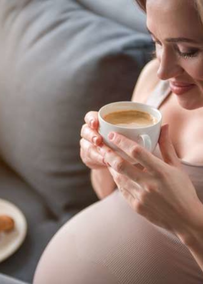 ما هي الأطعمة والمشروبات التي يجب تجنبها أثناء الحمل