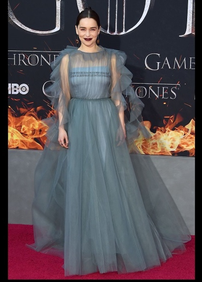 إميليا كلارك بإطلالة ساحرة في حفل إطلاق الموسم الأخير من صراع العروش