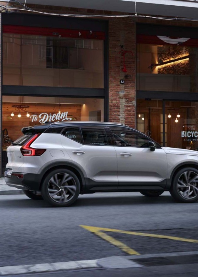 مواصفات كروس أوفر كهربائية من فولفو