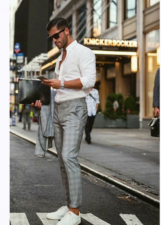 رقي وأناقة السروال القماشي البيج مع القميص الأزرق الفاتح