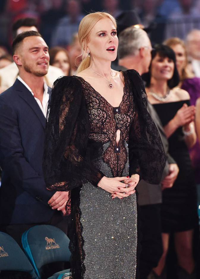 تعابير الذهول تبدو على نيكول كيدمان أثناء استلام زوجها كيث أوربان جائزته في ACM Awards