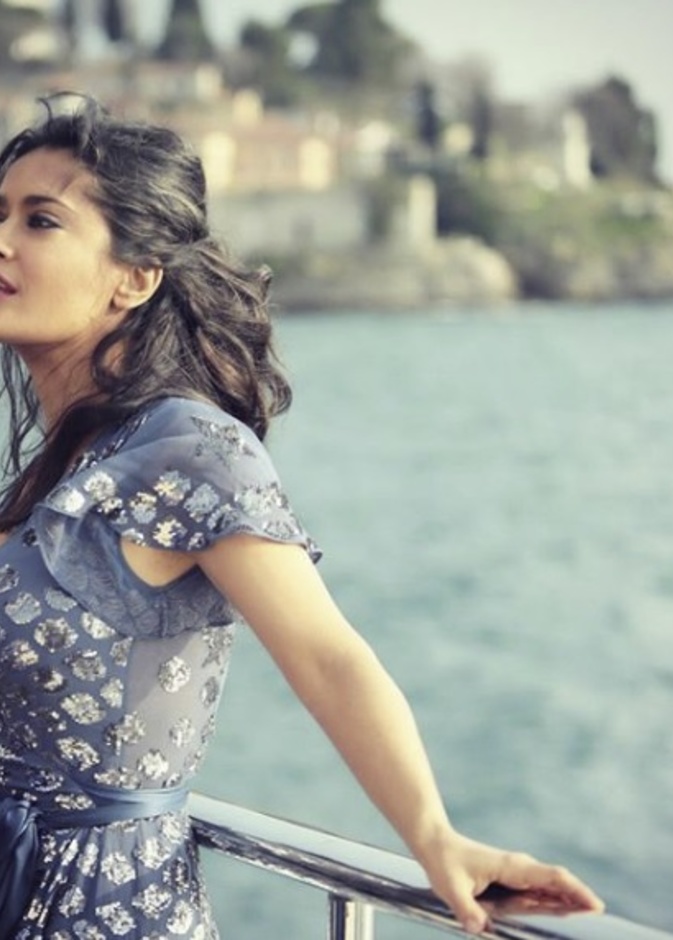 سلمى حايك تستمتع بهواء البحر في كواليس فيلم Hits man bodyguard 2