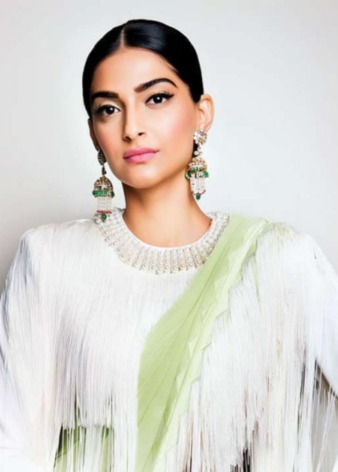 سونام كابور تشعل مواقع التواصل بأحدث إطلالتها