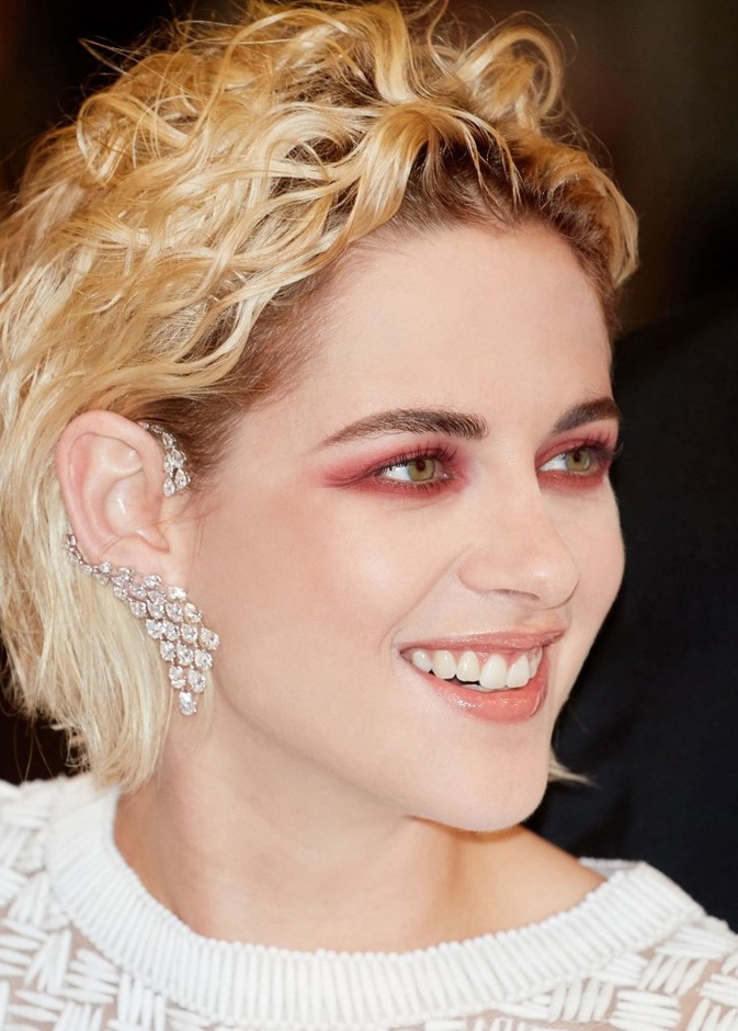 مجوهرات عصرية تألقت بها كريستين ستيوارات 