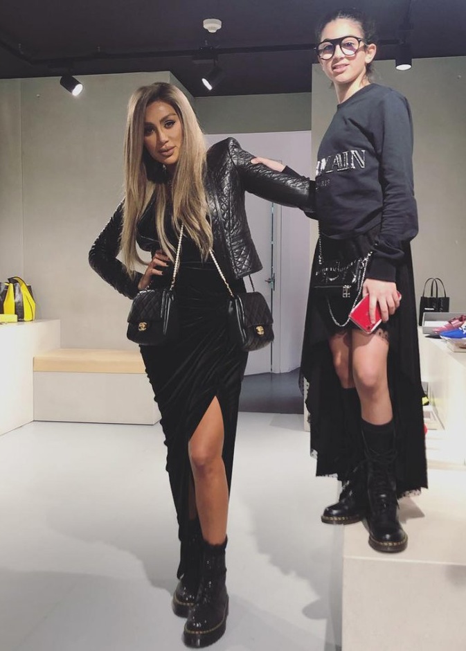 صورة تظهر التشابه بين الأسلوب العصري لأزياء مايا دياب وابنتها كاي