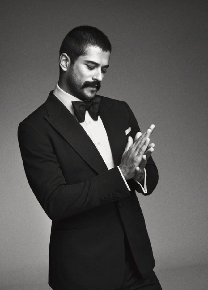 يعتمد البساطة في مختلف اطلالاته وحتى في الجلسات التصويرية