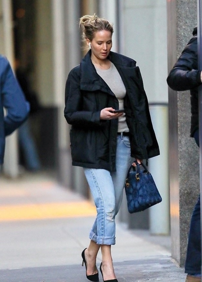 إطلالة بسيطة وأنيقة لجينيفر لورانس أثناء تجولها في مدينة نيويورك