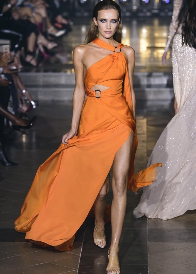 فستان أبيض كلاسيكي بفتحة جانبية من Elie Saab