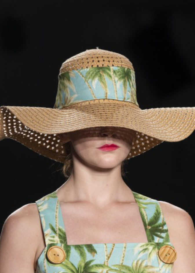 قبّعة أم ربطة رأس من Anna Sui
