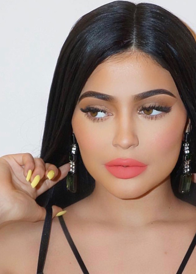 كايلي جينر ورسومات الأظافر